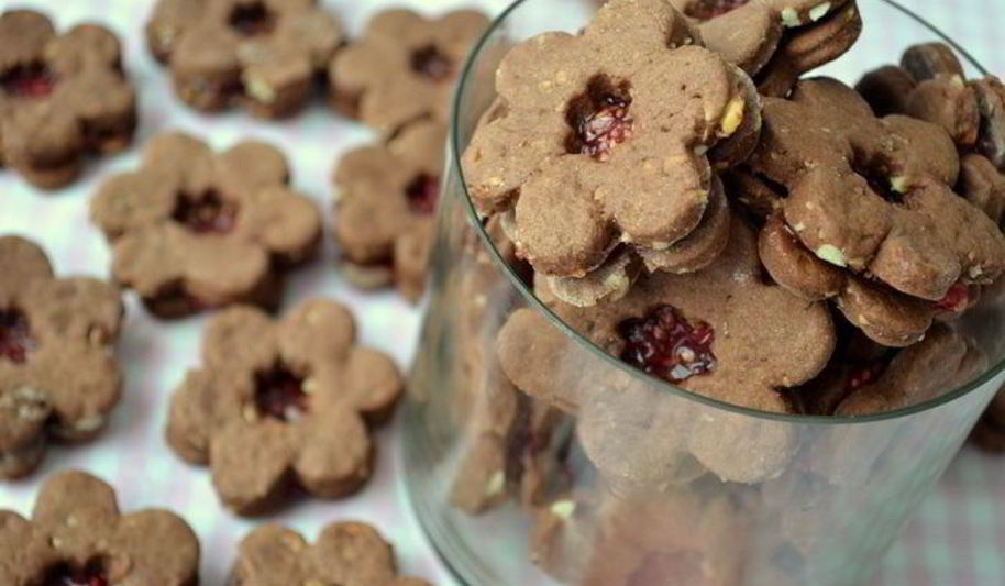 Рецепт вкуснейшего шоколадного песочного печенья с малиновым конфитюром