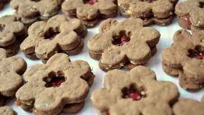 вкуснейшее шоколадное песочное печенье с малиновым конфитюром