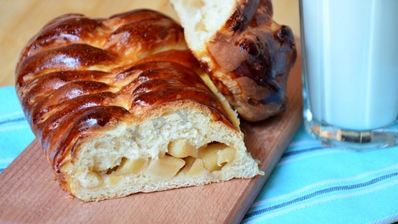 дрожжевая коса пирог с яблоками