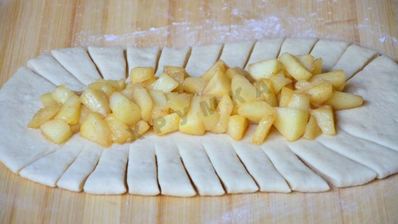 дрожжевая коса пирог с яблоками