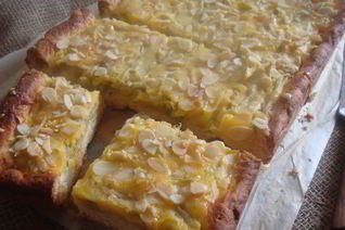 Дрожжевой пирог с ревенем и миндальными листиками