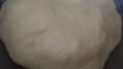 дрожжевой пирог с ревенем и миндальными листиками