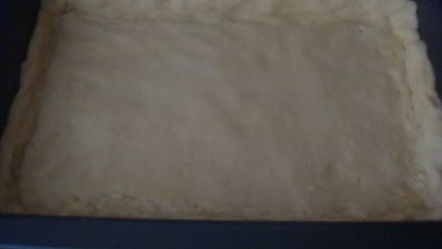 дрожжевой пирог с ревенем и миндальными листиками