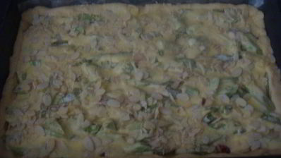 дрожжевой пирог с ревенем и миндальными листиками