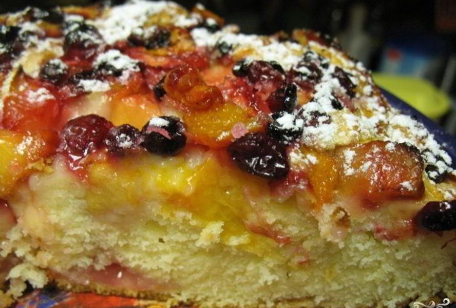 Пирог на ряженке с ягодами