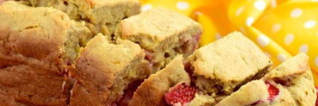 Пирог с бананами и клубникой