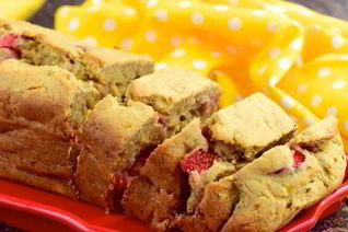 Пирог с бананами и клубникой