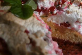 Пирог с красной смородиной и безе