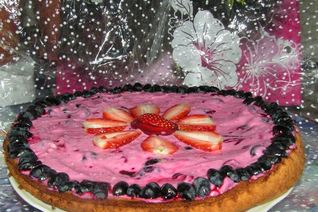 Пирог с летним ягодным кремом