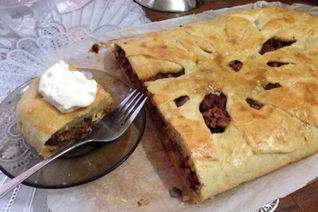 Пирог с мясом, грибами и фасолью