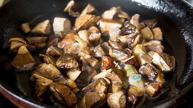 пирог с подберезовиками и куриными сердечками