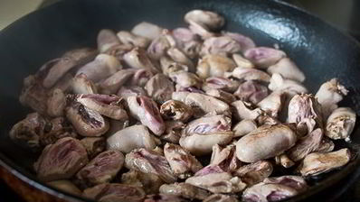 пирог с подберезовиками и куриными сердечками