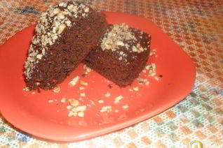 Пирог со свеклой, черносливом и какао