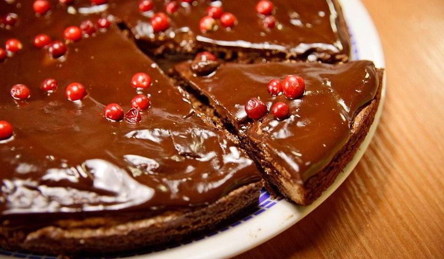 Рецепт шоколадного пирога с брусникой