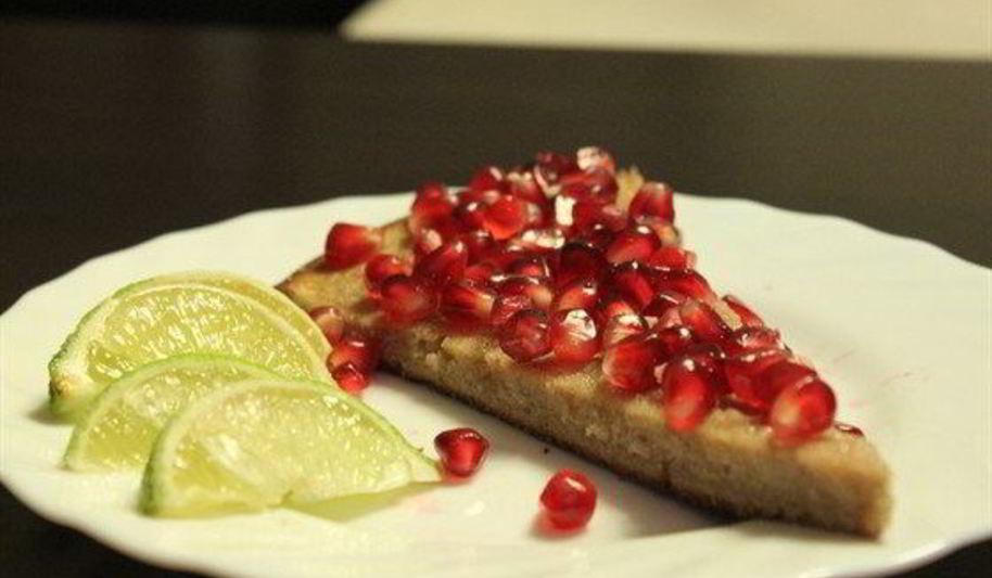 Рецепт тонкого гранатового пирога с глазурью из лайма