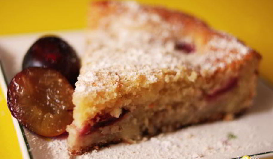 Рецепт творожного пирога со сливами в карамели