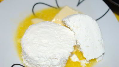 творожный пирог со сливами в карамели