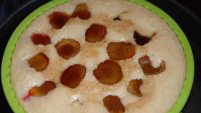 творожный пирог со сливами в карамели