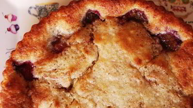 творожный пирог со сливами в карамели