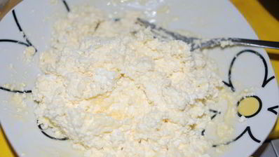 творожный пирог со сливами в карамели