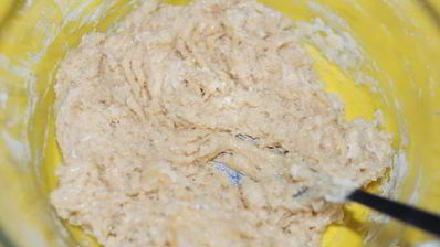 творожный пирог со сливами в карамели