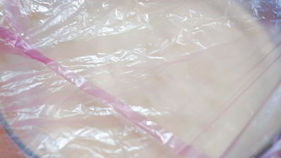 творожный пирог со сливами в карамели