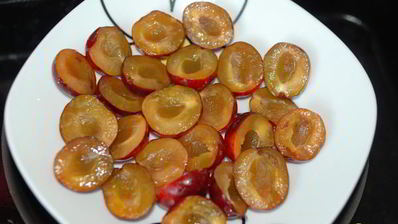 творожный пирог со сливами в карамели