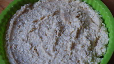 творожный пирог со сливами в карамели