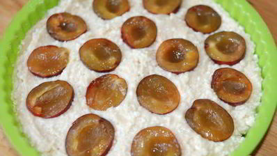 творожный пирог со сливами в карамели