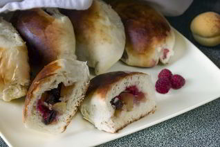 Безопарные пирожки с абрикосом и малиной