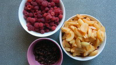 безопарные пирожки с абрикосом и малиной