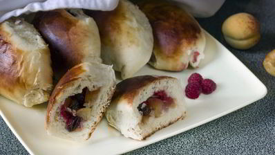 безопарные пирожки с абрикосом и малиной