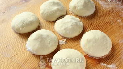 быстрые пирожки с курицей и брынзой