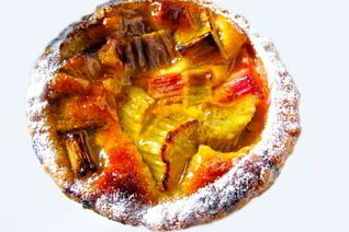 Делаем пирожки с ревенем из дрожжевого и слоеного теста