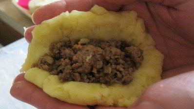 картофельные пирожки с грибным соусом