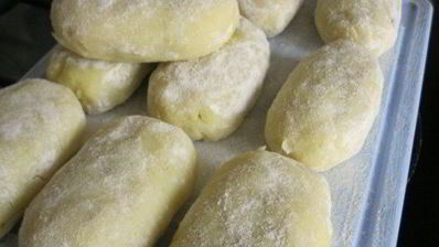 картофельные пирожки с грибным соусом