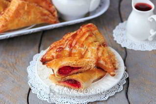 Пирожки из слоеного теста с клубникой