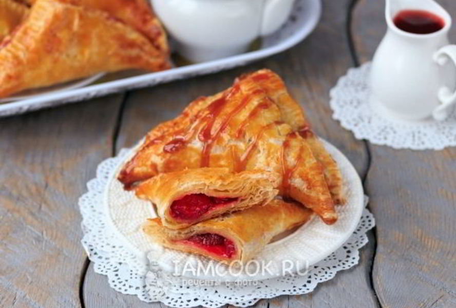 Пирожки из слоеного теста с клубникой