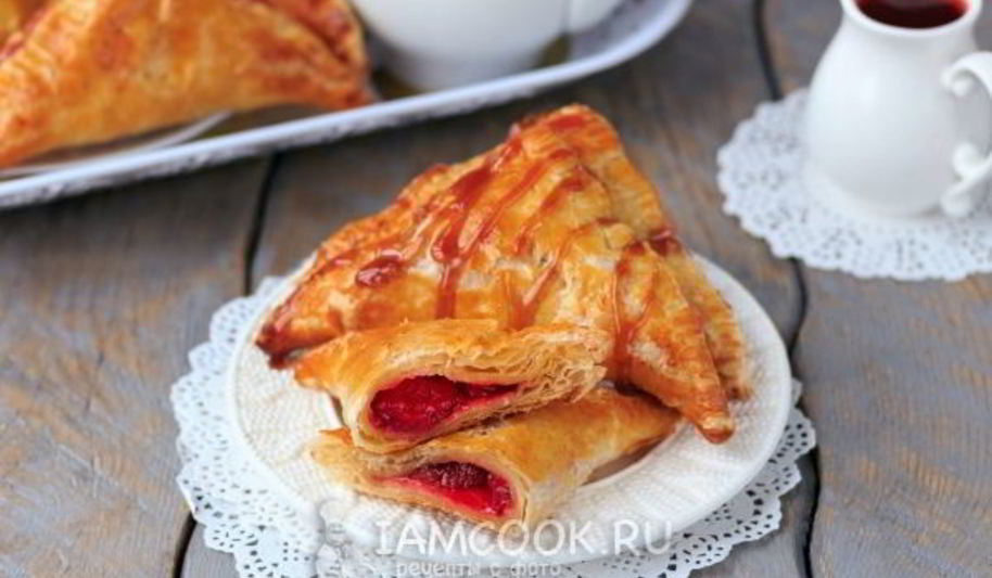 Рецепт пирожков из слоеного теста с клубникой