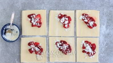 пирожки из слоеного теста с клубникой