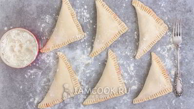 пирожки из слоеного теста с клубникой