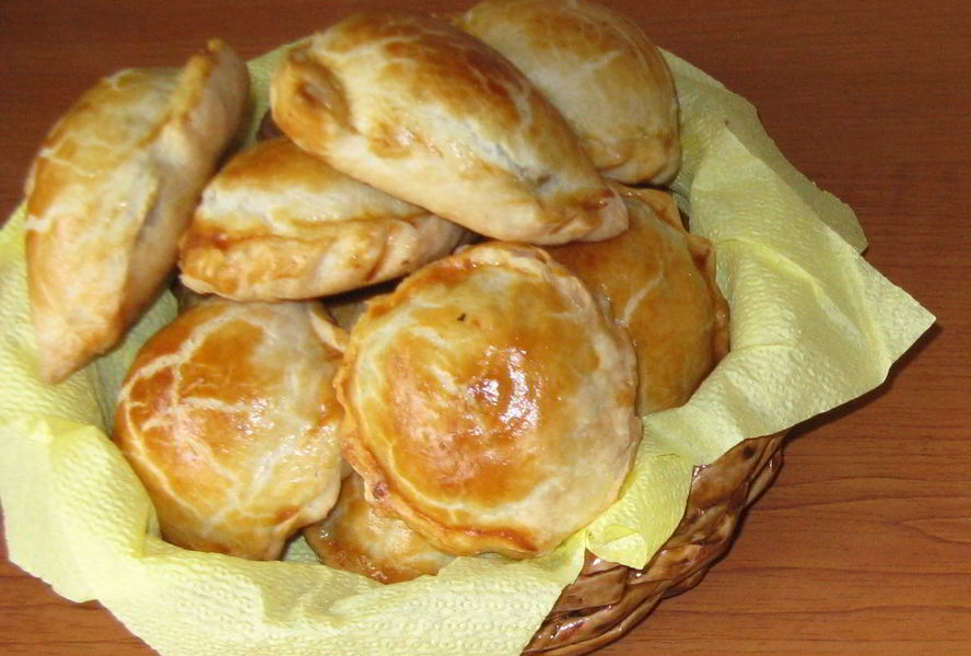 Пирожки из слоеного теста с мясом