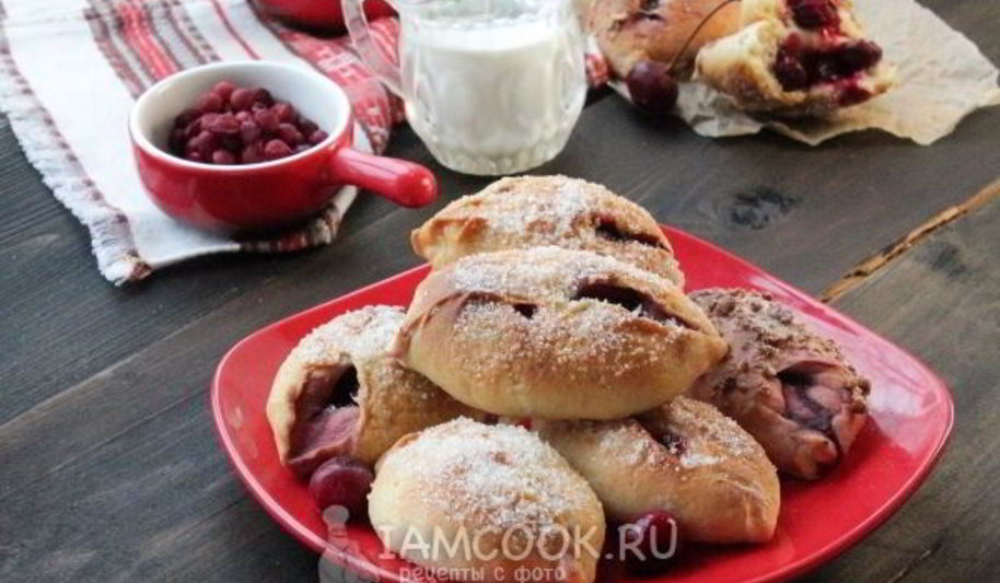 Рецепт пирожков на молоке с вишней
