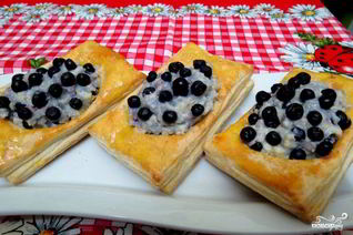 Пирожки с черникой из слоеного теста