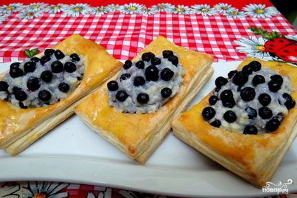 Пирожки с черникой из слоеного теста