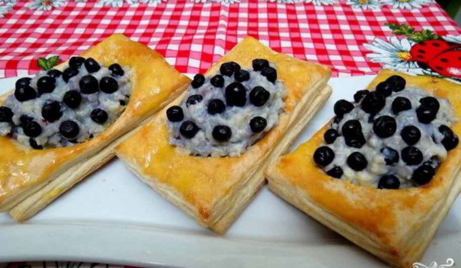 Рецепт пирожков с черникой из слоеного теста