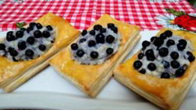 пирожки с черникой из слоеного теста