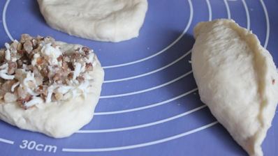 пирожки с гречкой, беконом и яйцом