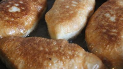 пирожки с гречкой, беконом и яйцом