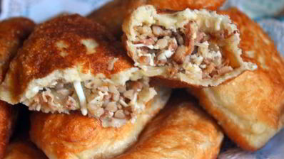 пирожки с гречкой, беконом и яйцом
